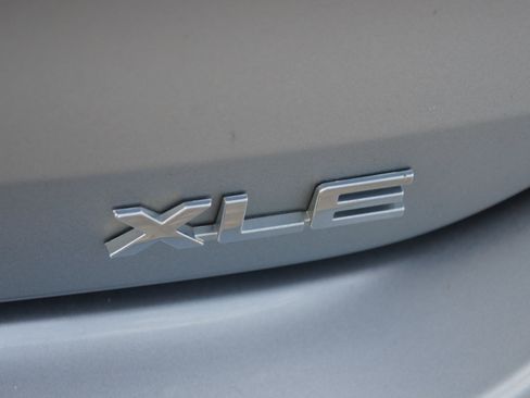 Used 2021 Toyota Highlander XLE FWD image 19