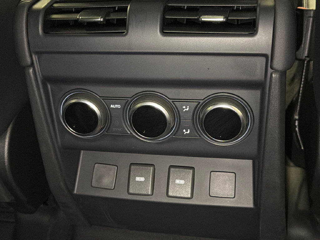 Used 2024 Land Rover Defender 130 X-Dynamic SE AWD/4WD image 18