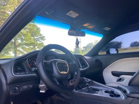 Used 2015 Dodge Challenger SXT RWD image 12