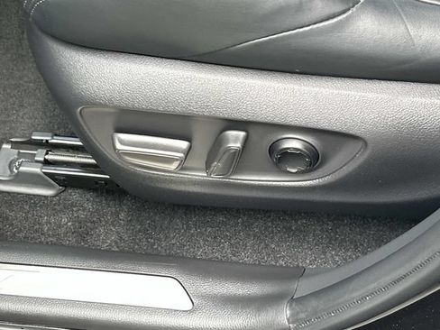 Used 2021 Toyota Venza Limited w/ Carpet Mat Package (TMS) AWD/4WD image 18