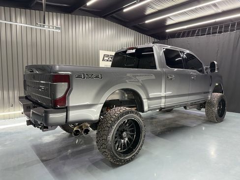 Used 2022 Ford F250 Lariat w/ Black Appearance Package image 3