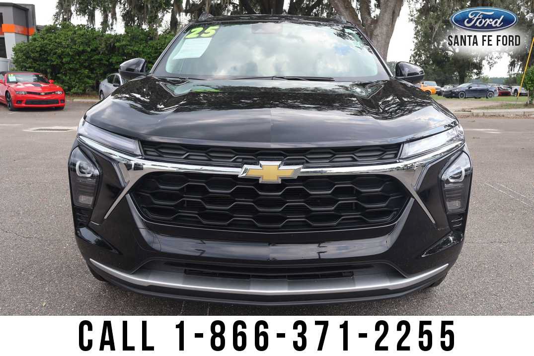 Used 2025 Chevrolet Trax LT w/ LT Convenience Package FWD image 9