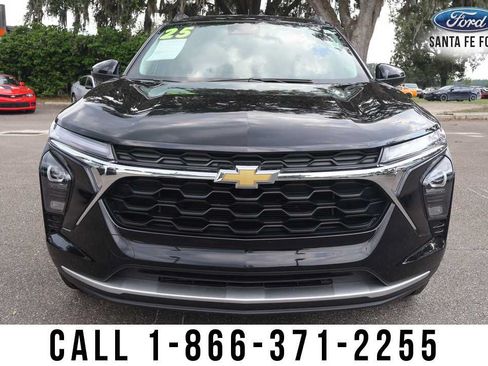 Used 2025 Chevrolet Trax LT w/ LT Convenience Package FWD image 9