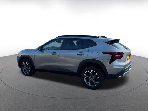 Used 2025 Chevrolet Trax LT FWD image 8