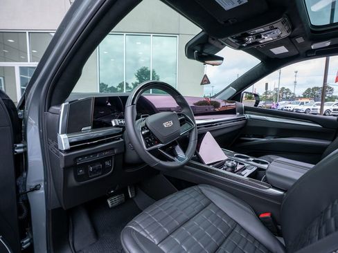 Used 2025 Cadillac Escalade V w/ LPO, ONYX Package AWD/4WD image 32