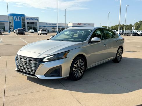 Used 2023 Nissan Altima 2.5 SV FWD image 3