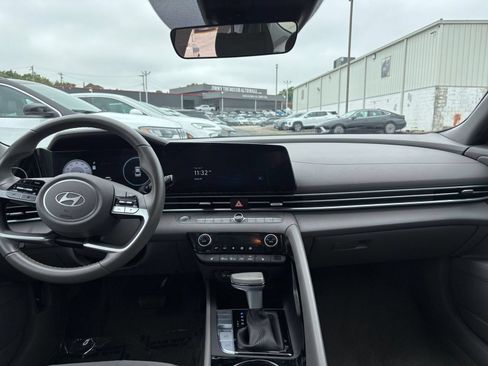 Used 2025 Hyundai Elantra SEL FWD image 30