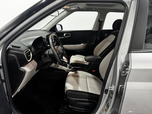 Used 2025 Hyundai Venue SEL FWD image 14