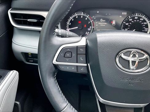 Used 2024 Toyota Highlander XLE AWD/4WD image 24