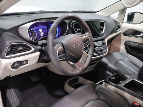 Used 2024 Chrysler Pacifica Touring-L FWD image 15