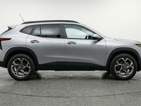 Used 2025 Chevrolet Trax LT w/ LT Convenience Package image 11