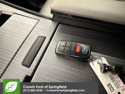 Used 2025 Toyota Sienna XLE image 40