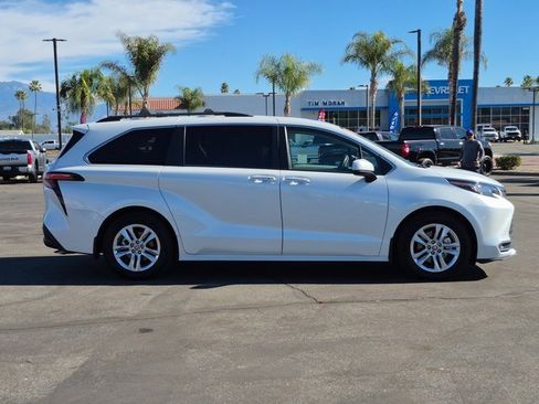 Used 2022 Toyota Sienna XLE image 4