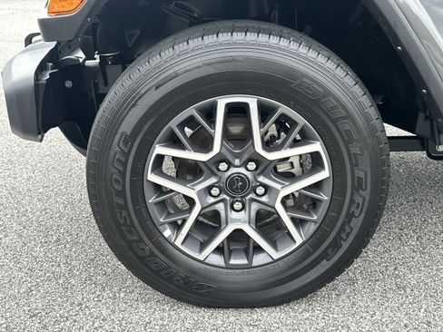 Used 2025 Jeep Wrangler Unlimited Sahara AWD/4WD image 11