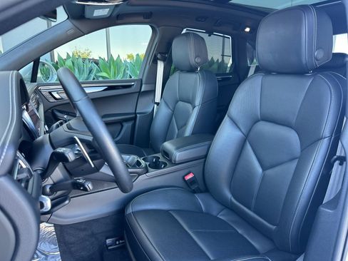 Certified 2025 Porsche Macan image 5