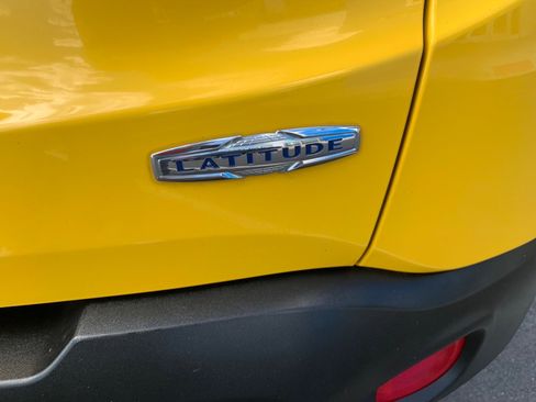 Used 2015 Jeep Renegade Latitude AWD/4WD image 6