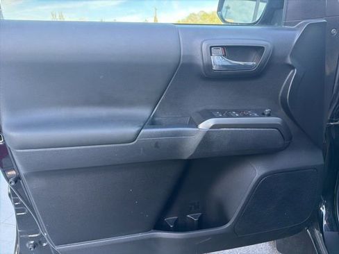 Used 2022 Toyota Tacoma TRD Sport image 17