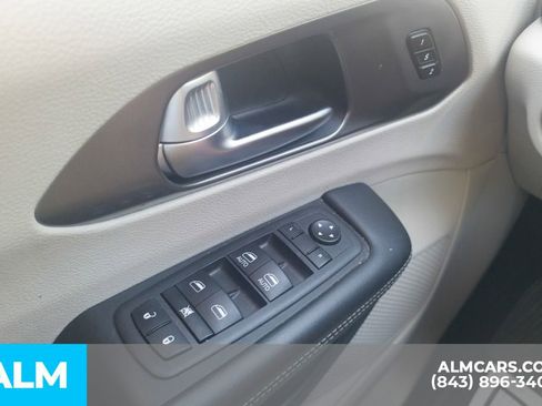 Used 2023 Chrysler Pacifica Touring-L image 31