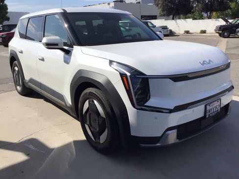 Used 2024 Kia EV9 Light Long Range RWD image 3