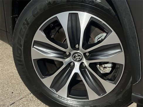 Used 2024 Toyota Highlander XLE image 9