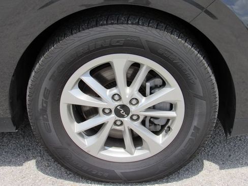 Used 2024 Kia Carnival LX FWD image 10