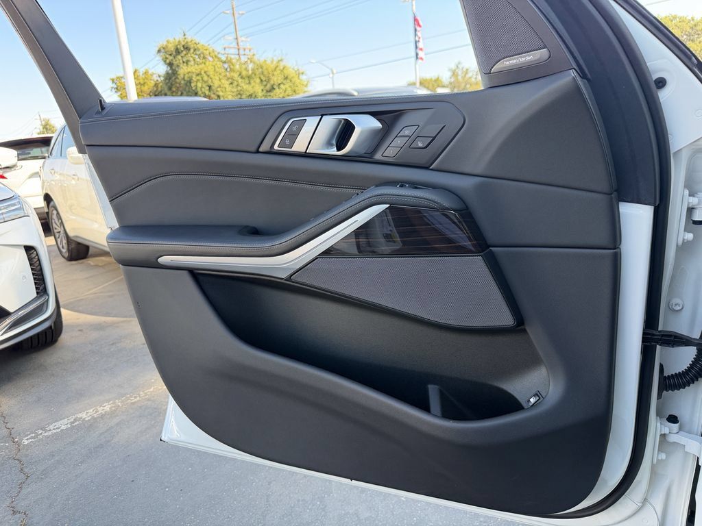 Used 2025 BMW X5 xDrive50e AWD/4WD image 12