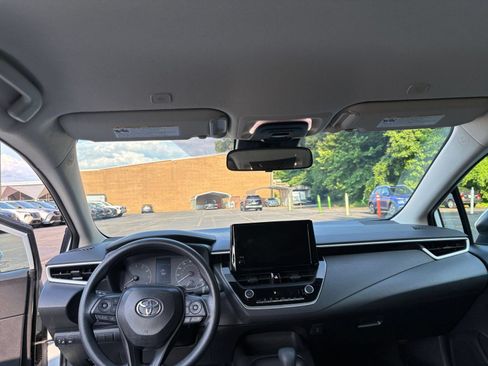 Used 2025 Toyota Corolla LE FWD image 31
