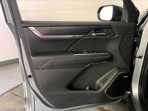 Used 2025 GMC Acadia Elevation FWD image 24