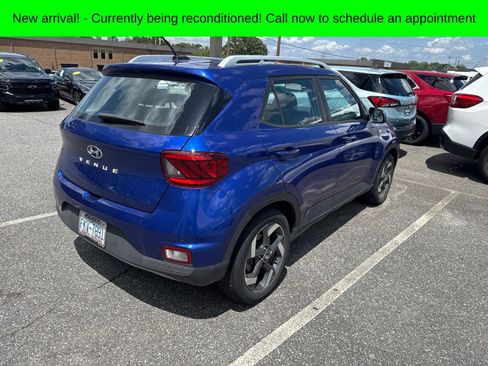 Used 2023 Hyundai Venue SEL w/ Cargo Package FWD image 3