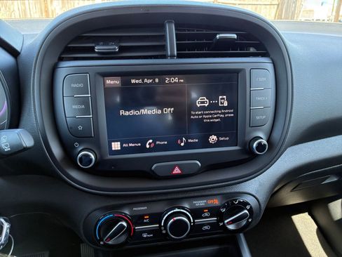 Used 2025 Kia Soul LX w/ LX Technology Package FWD image 16