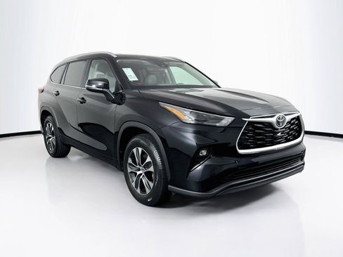 Certified 2025 Toyota Highlander XLE FWD image 10