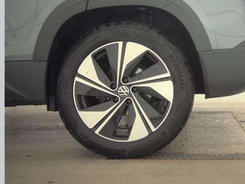 Used 2025 Volkswagen Taos SE AWD/4WD image 21