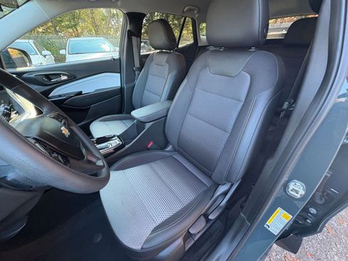 Used 2025 Chevrolet Trax LT image 32
