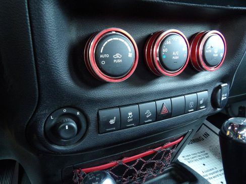 Used 2017 Jeep Wrangler Unlimited Rubicon AWD/4WD image 19