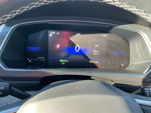 Used 2022 Volkswagen Tiguan SE w/ Panoramic Sunroof Package image 18