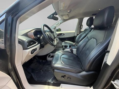 Used 2018 Chrysler Pacifica Touring-L FWD image 10