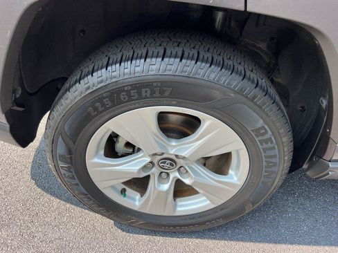 Used 2020 Toyota RAV4 XLE w/ Convenience Package FWD image 17
