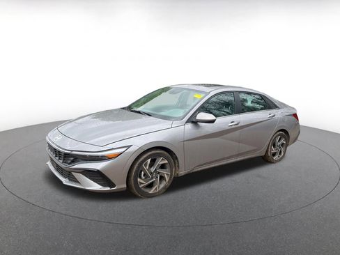 Used 2025 Hyundai Elantra SEL image 8