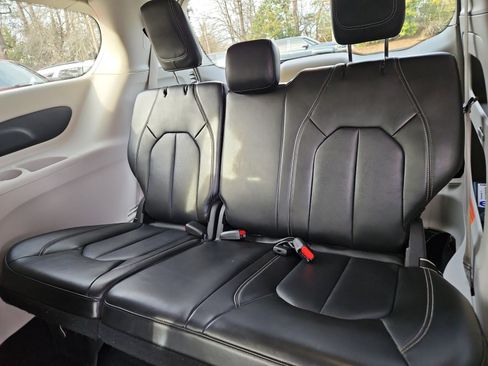 Used 2024 Chrysler Pacifica Touring-L image 20