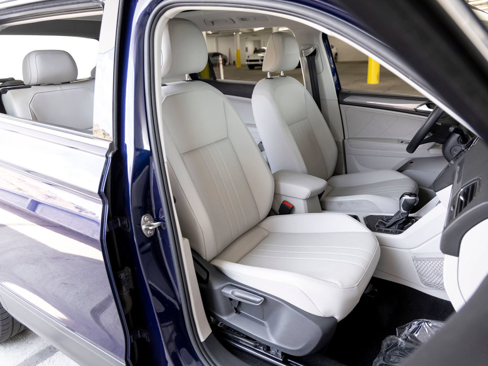 Used 2023 Volkswagen Tiguan SE w/ Panoramic Sunroof Package FWD image 26
