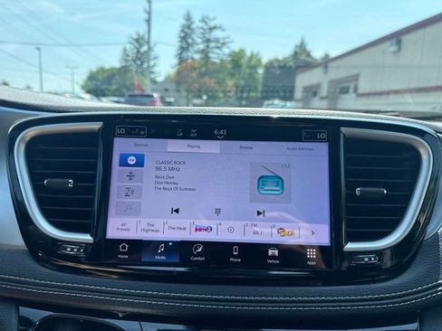 Used 2021 Chrysler Pacifica Touring w/ S Appearance Package FWD image 31