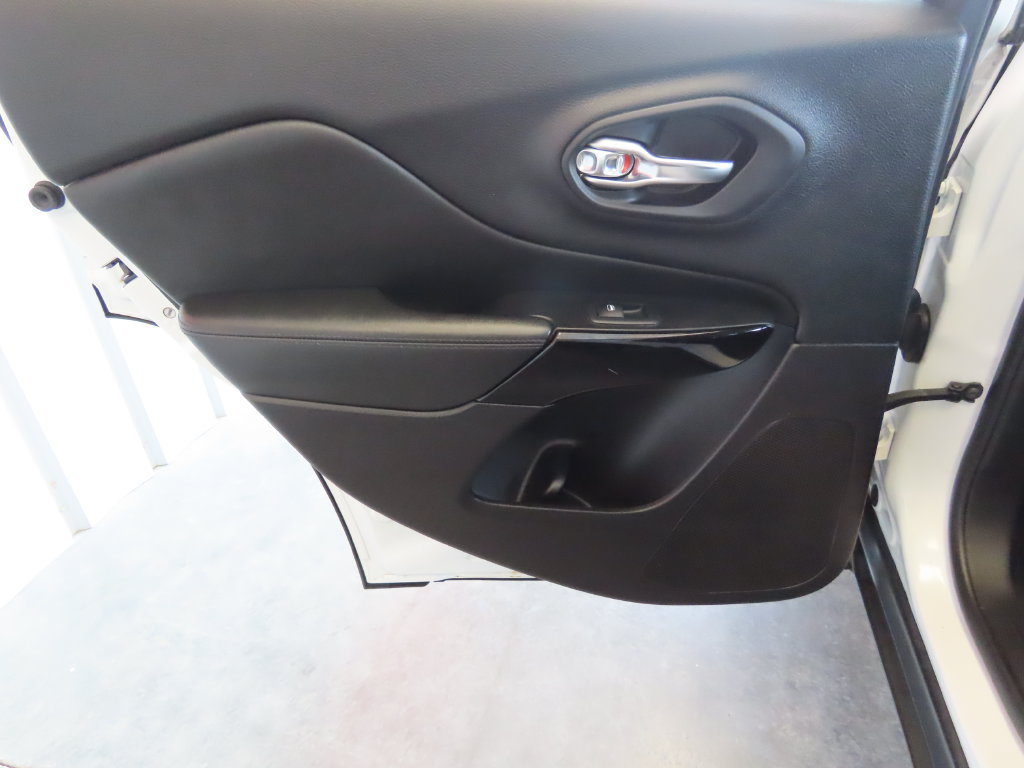 Used 2019 Jeep Cherokee Latitude Plus AWD/4WD image 24
