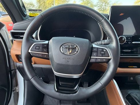 Used 2024 Toyota Highlander Platinum image 11