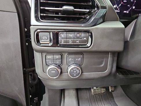 Used 2025 GMC Yukon XL AT4 w/ AT4 Premium Package AWD/4WD image 28