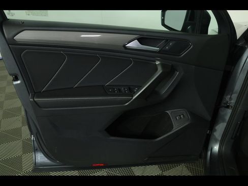 Used 2022 Volkswagen Tiguan SE AWD/4WD image 21