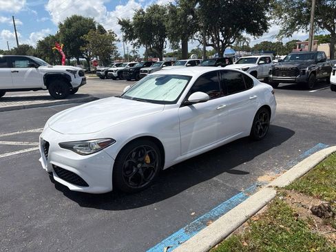 Used 2017 Alfa Romeo Giulia Ti w/ TI 19" Sport Package AWD/4WD image 4