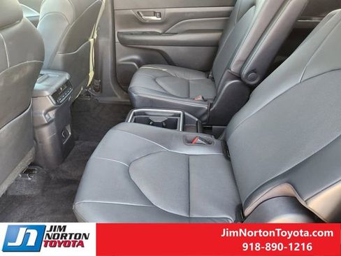 Used 2025 Toyota Grand Highlander AWD image 32