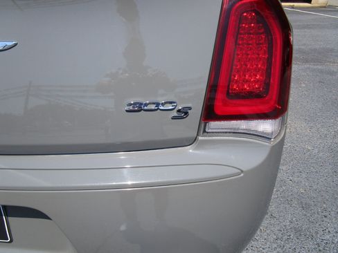 Used 2019 Chrysler 300 S image 26