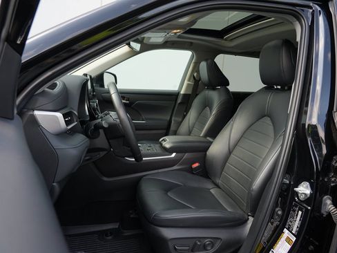 Used 2023 Toyota Highlander XLE AWD/4WD image 12