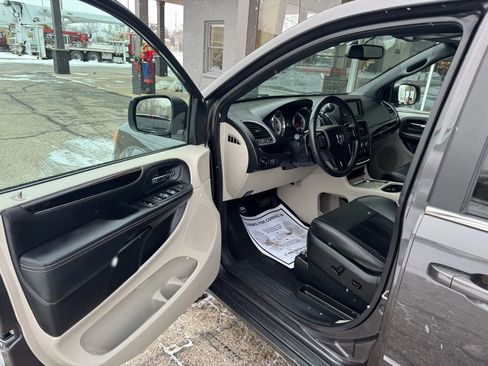 Used 2017 Dodge Grand Caravan SXT image 9